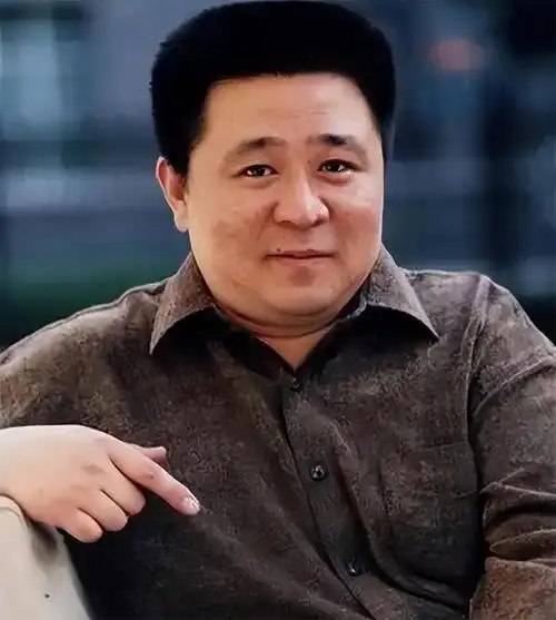 回顾著名演员梁冠华,与妻子唐烨互相成就,恩爱33年生活幸福甜蜜