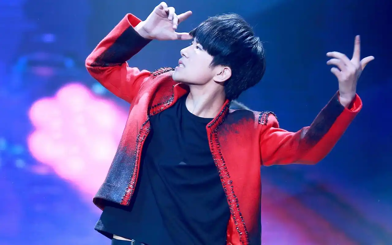 tfboys易烊千玺壁纸_帅气的高冷王子