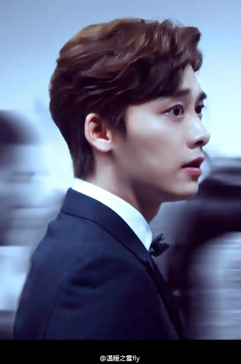 李易峰公开过的感情,被对方抛弃,女方:第一次给了他