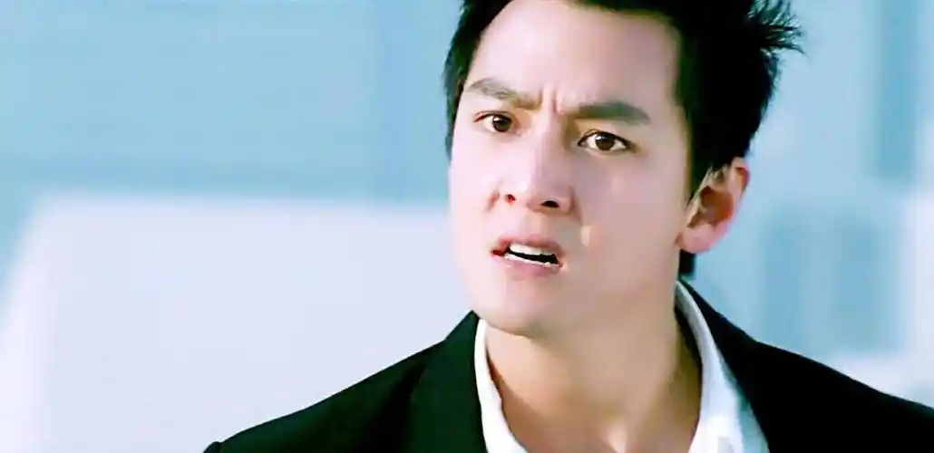 当年吴彦祖出演个人首部电影作品《美少年之恋》进入演艺圈,俘获了