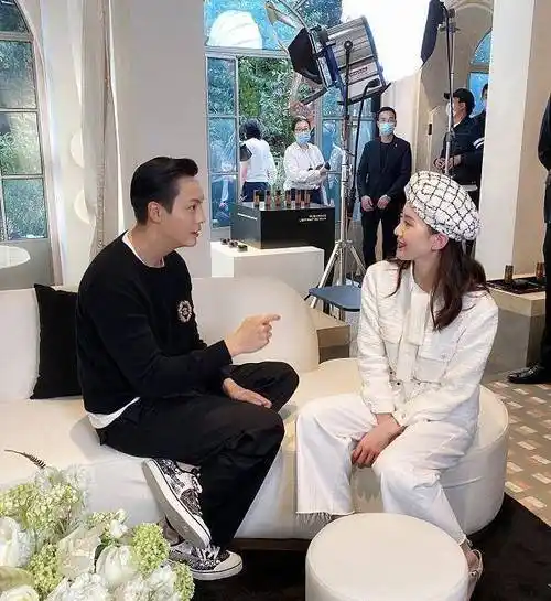 陈伟霆和刘诗诗宋茜合影,谁注意两个女神的坐姿?