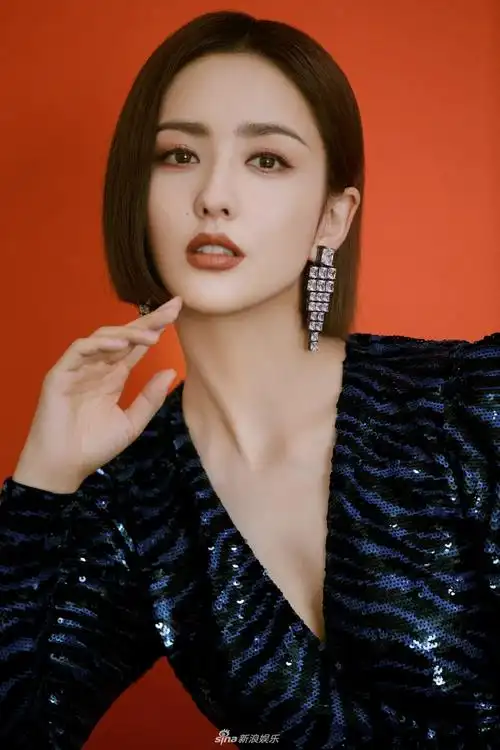 佟丽娅穿深v亮片裙大秀美腿02妆容精致女人味十足