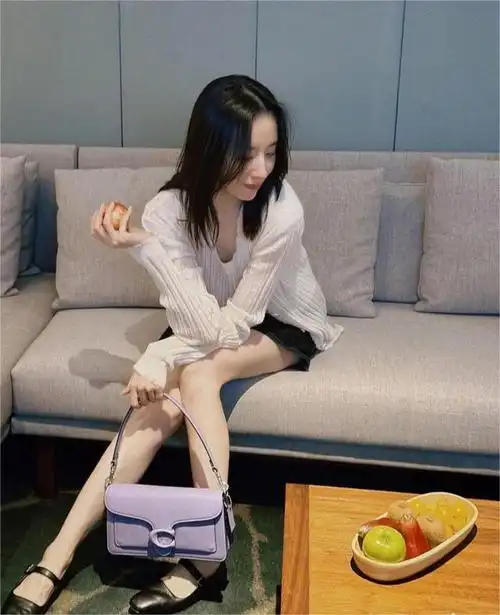 43岁董洁直播带货,穿着紧身身材火辣,如妙龄女孩