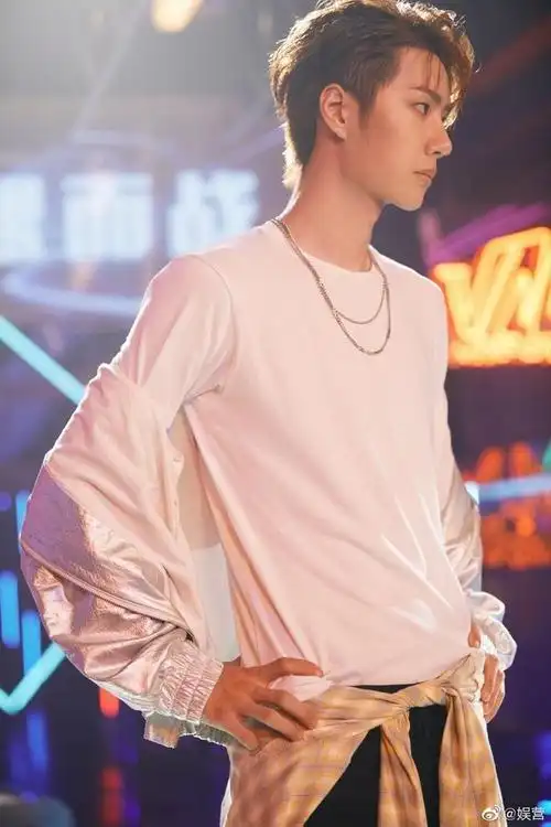 今日份的叉腰一博,每一张照片都是超赞的酷盖王一博