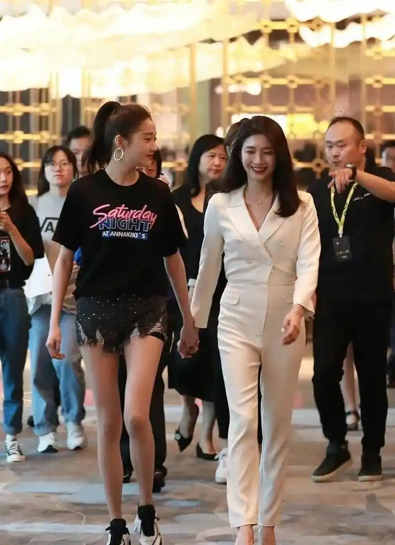 江疏影关晓彤同框,两人都是大"粗腰"?  关晓彤身高1.