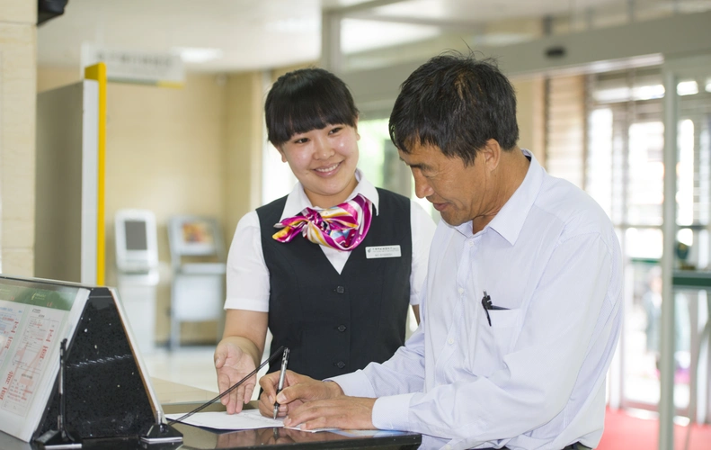 邮储银行大堂经理提供优质金融服务