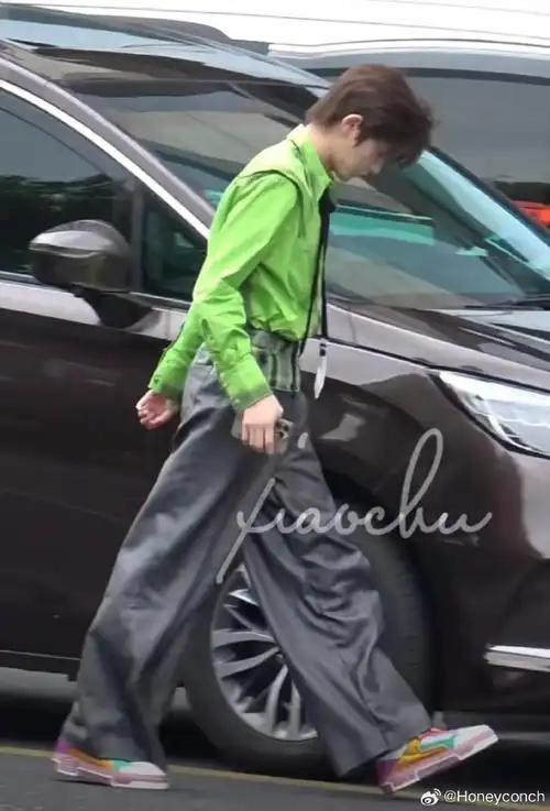 宋亚轩荧光绿衬衣#我迫切的想知道宋亚轩腿长多少  这比例真的太先怂