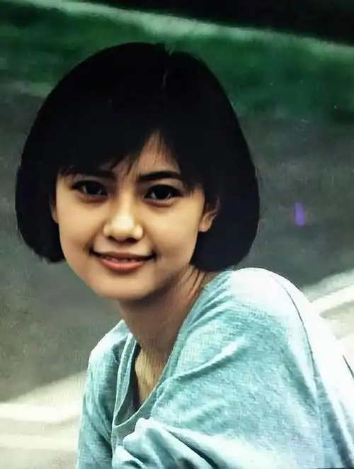 高圆圆旧照曝光,青春靓丽满脸的胶原蛋白