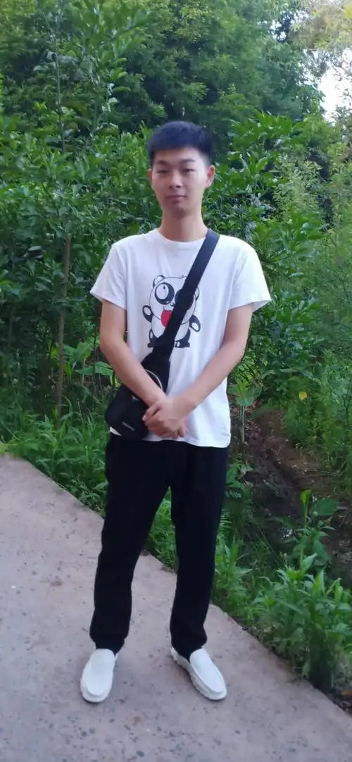 甜甜的恋爱本人96年今年24身高172体重118星座狮子座喜欢听音乐玩王者