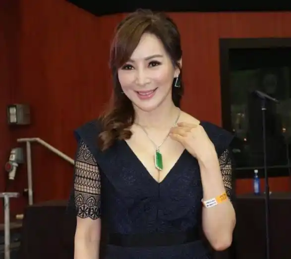 香港著名美魔女罗霖拍卖价值7位数项链傍身,渴望在内地找到真爱