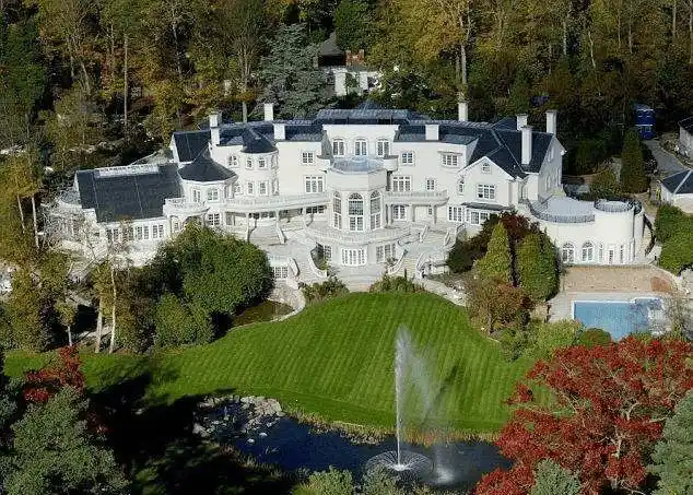 位于伦敦市西南郊萨里郡,连续两年守擂成功,蝉联"世界第一豪宅"宝座.