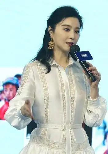 范冰冰出席活动胖到粉丝不敢认,肚子被勒出痕迹,被调侃像老10岁