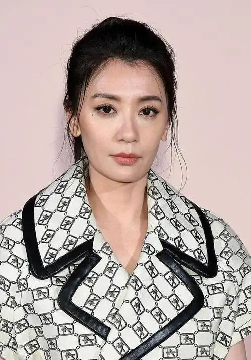 辣妈贾静雯现身时装周,发型造型换不停,未修图却暴露年龄?