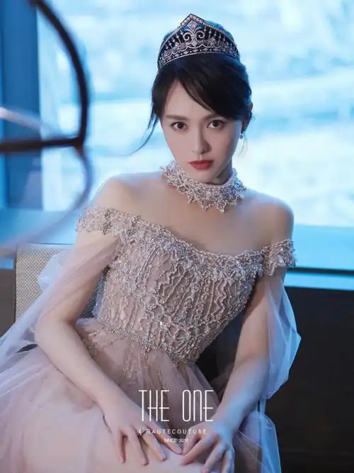 油画里走出来的玫瑰公主唐嫣这件礼服好绝