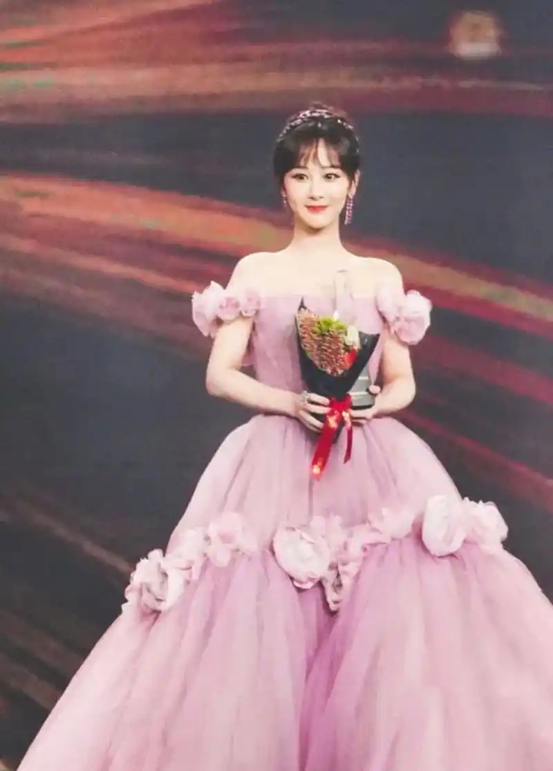 网友热议以杨紫的咖位,没有高定穿,没有五大上,是因为她不时尚 气质土