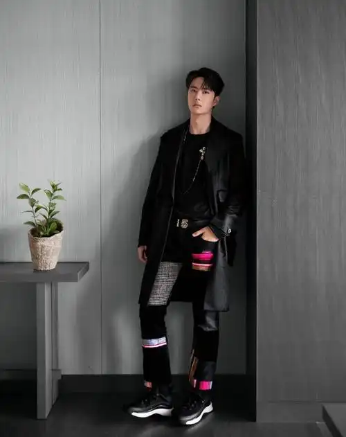 王一博出席chanel东京大秀的造型项链腰带腕表运动鞋