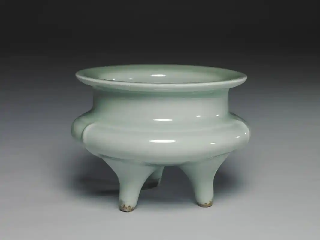 南宋龙泉窑青瓷鬲式炉,台北故宫博物院藏.高10.8公分 口径 - 抖音
