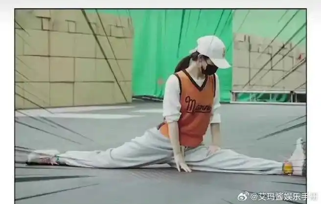 《与凤行》官抖玩赵丽颖的劈叉梗|赵丽颖|与凤行_新浪新闻