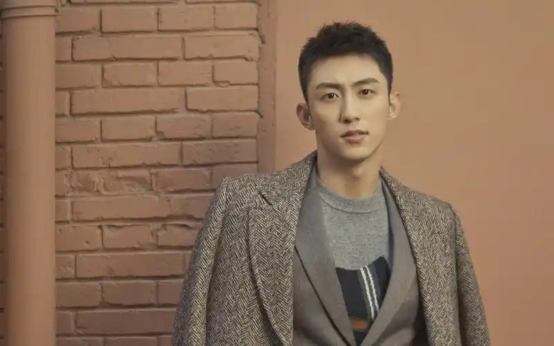 电脑壁纸 明星 大陆明星 时尚男星黄景瑜帅气写真