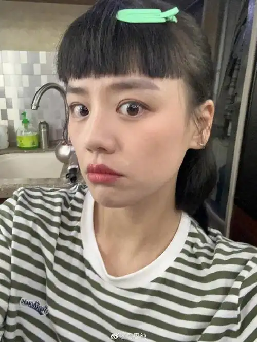 马思纯晒搞怪表情自拍,网友:瘦得都老了