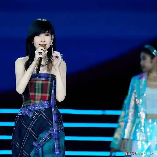 周慧敏是真的不会老吗?57岁上台演唱,和林志颖合照全"冻住"了