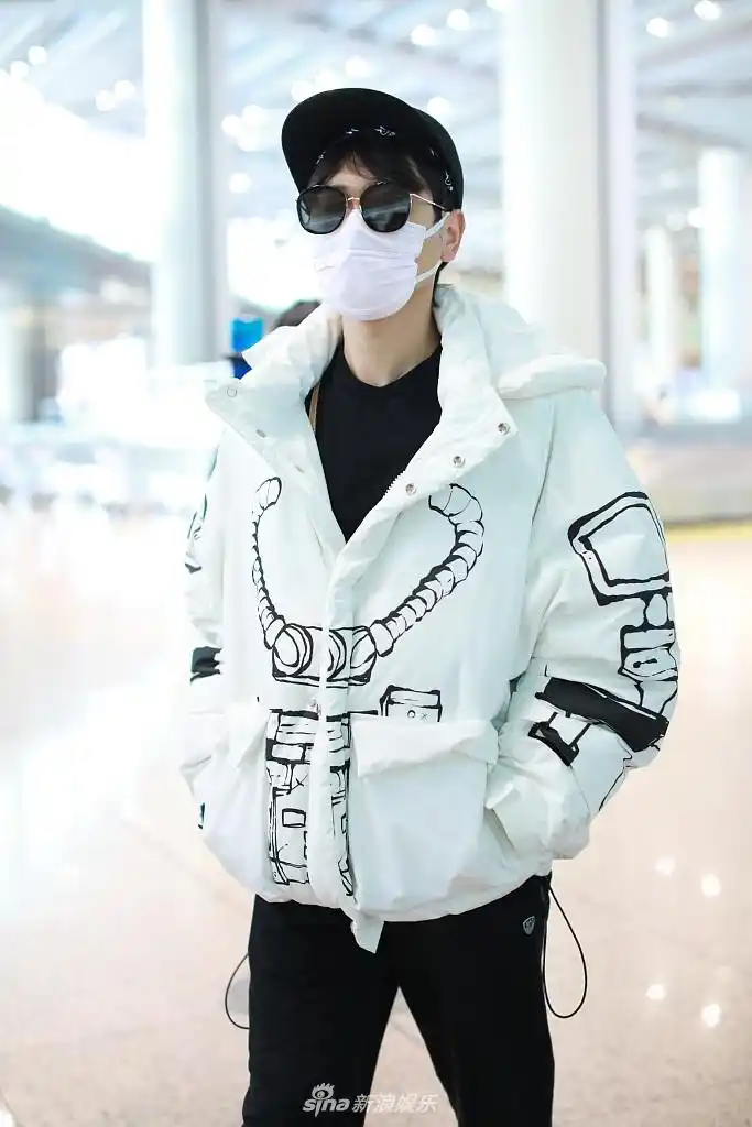 组图:孟鹤堂一身黑白穿搭休闲时髦 戴墨镜手插兜扮酷超有型