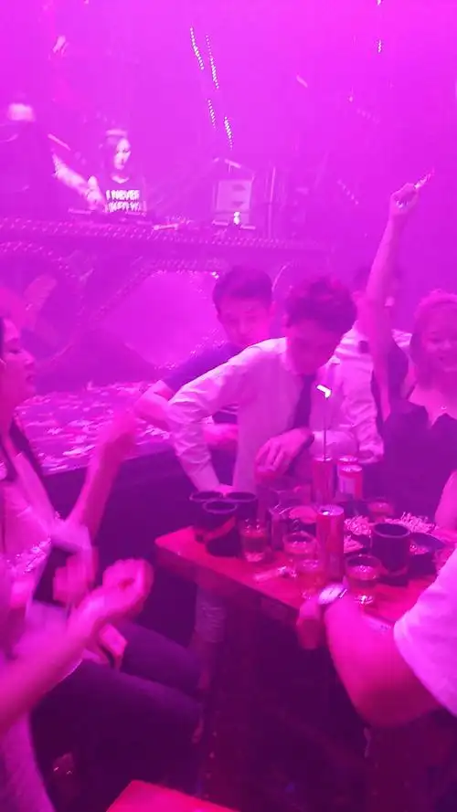 那个喜欢蹦迪的小姐姐