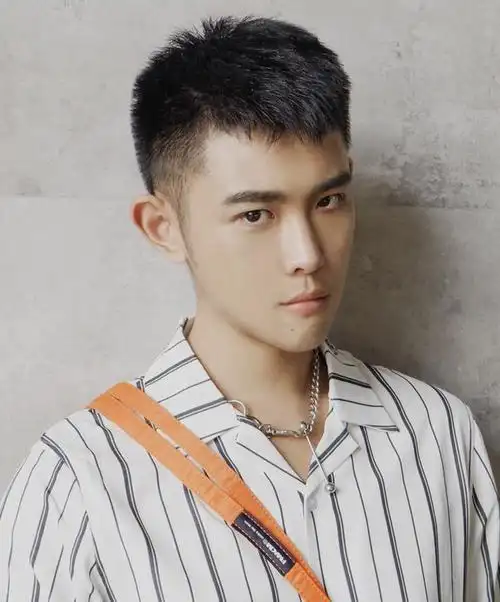 两边推短中间不动18年男生发型这样剪太帅了