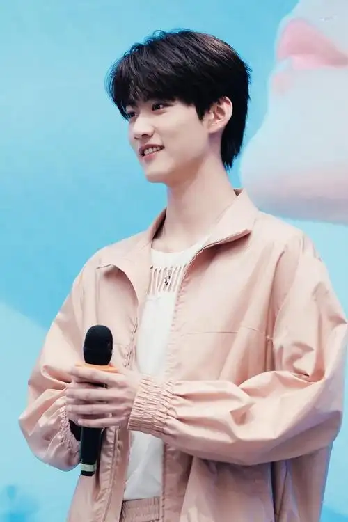 周柯宇个人签售会现场饭拍 谁不爱青春阳光大帅哥……|周柯宇_新浪