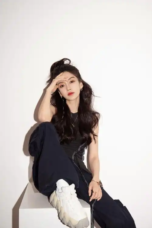 组图:angelababy黑色工装造型活力酷飒 高马尾长卷发飘逸感十足_高清