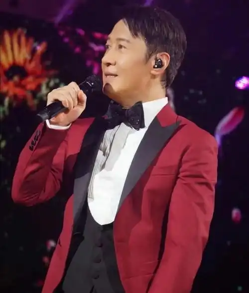 黎明盛大演唱会:众多名人捧场,快歌坐着唱成亮点 _香港明星