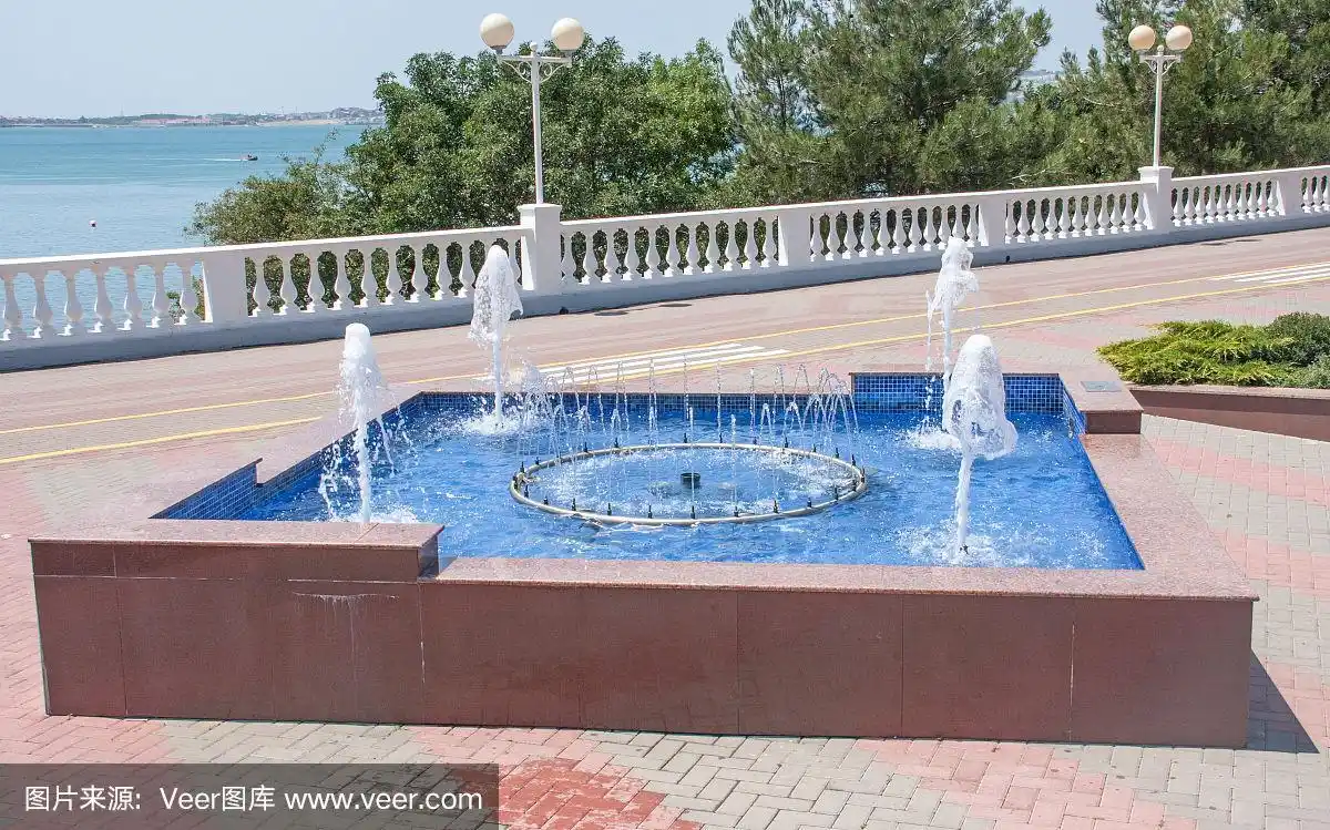 在海滨长廊上工作的方形喷泉