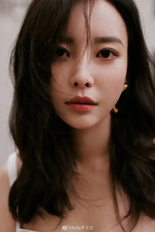 大气美女!于文文穿抹胸衣裙大秀事业线