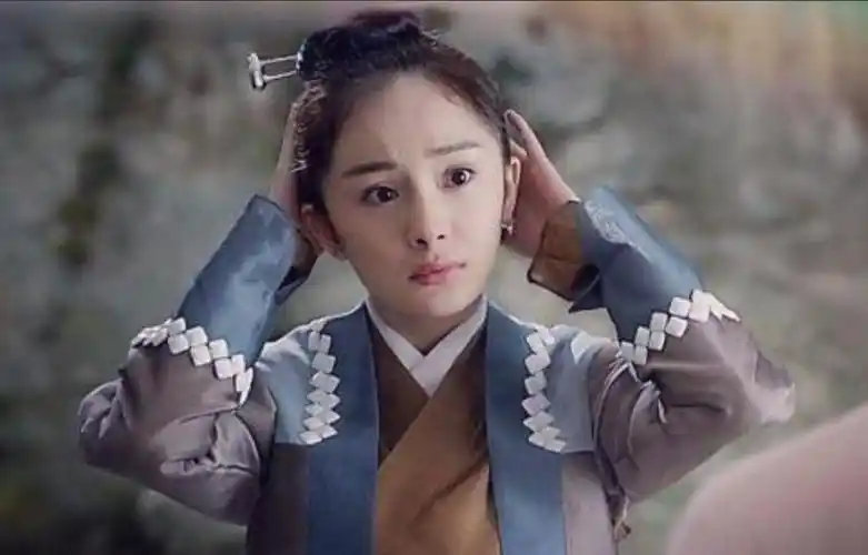 如果说非要在杨幂,赵丽颖和郑爽的女扮男装中选择一个的话,那我一定会