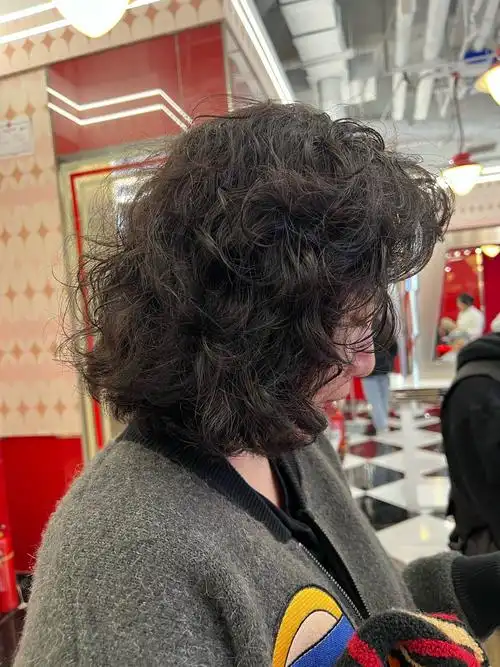 与您共创迷人发型:女士中长发港风烫发