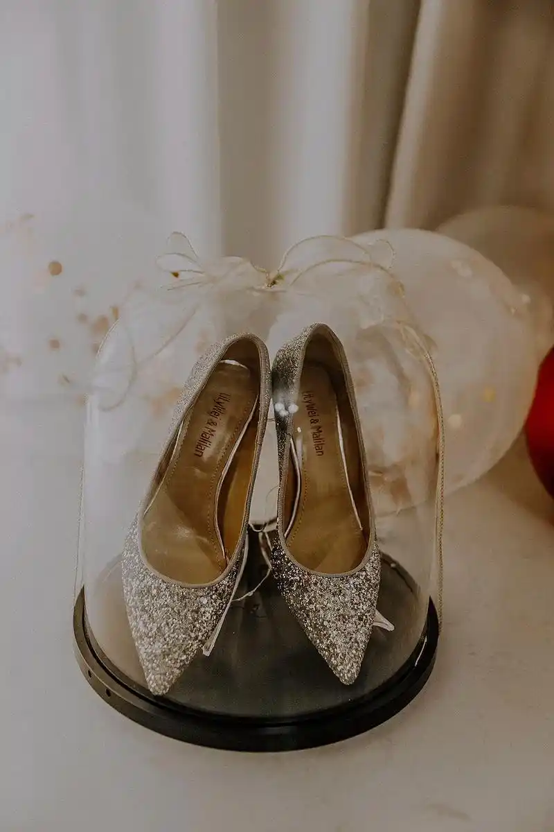 一场婚礼,婚鞋,喜字,摆饰……都是必拍的,因为这都 - 抖音