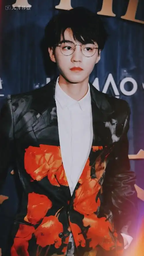 王俊凯繁花西装##王俊凯悄悄移正话筒