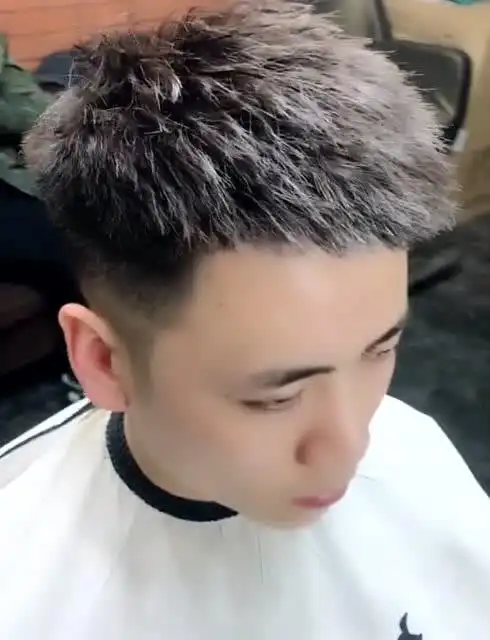 超帅气的飞机头,3-5厘米的锡纸烫成果哦,是不是很酷