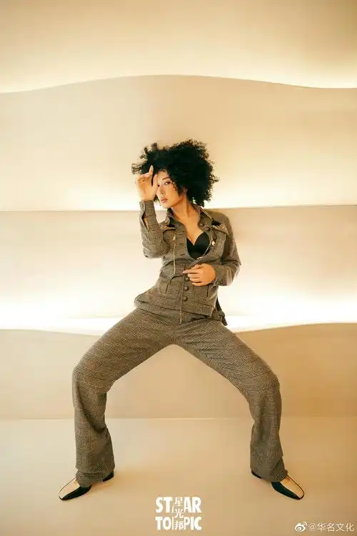 星光邦startopic封面人物余男余男的美带着厚度