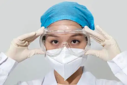 戴护目镜的医护人员