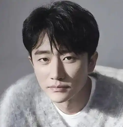 因为他们发现黄轩在之前的履历中,以及成为著名演员以来,从未做过任何