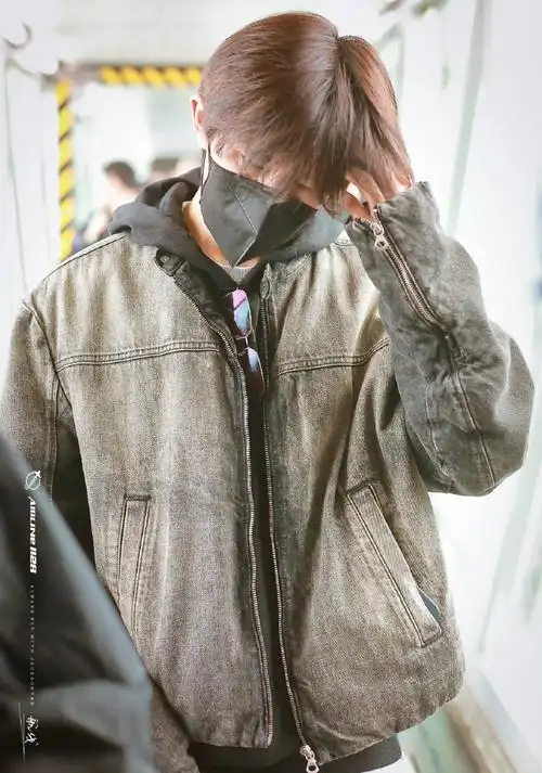 易烊千玺皮衣街拍#易烊千玺超话  出去工作带了多少漂亮衣服哈哈哈哈