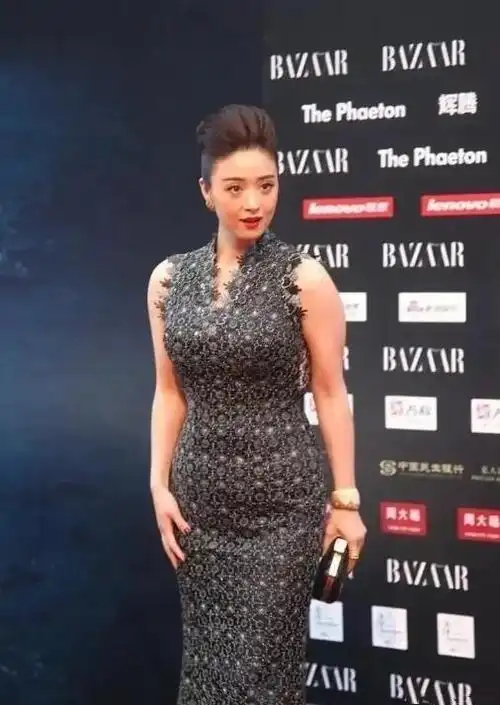 蒋欣真是胖得刚刚好穿露背裙秀人鱼曲线惊艳人零赘肉身材太美