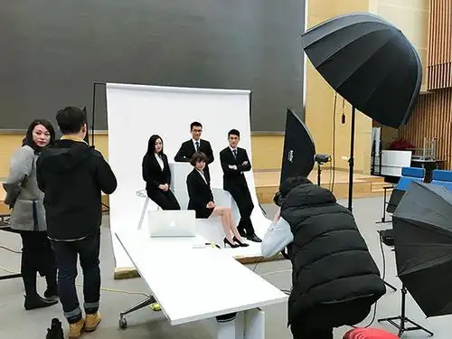 团队形象照摄影造型很考验摄影师的技术和水平