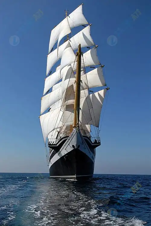 大海上行驶帆船高清图片下载