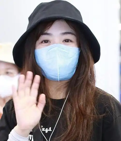 34岁张含韵体重飙至130斤,给晚辈做配宣传只能站角落!