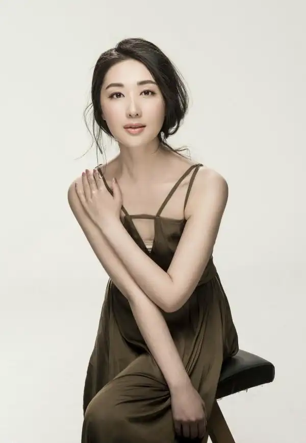 涂黎曼:气质温婉的古典没人,眼神冷清娃娃脸,搭配起来很有味道