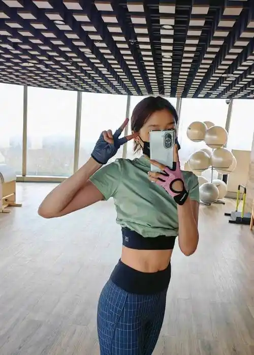 关晓彤晒健身照,大秀身材马甲线夺眼_宝宝_鹿晗_照片