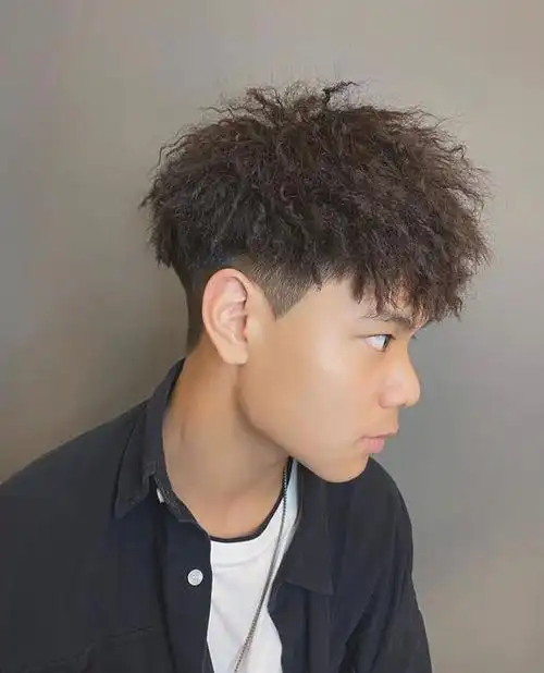 男士发型新风尚:两侧铲短,头顶锡纸烫,纹理烫与短寸头