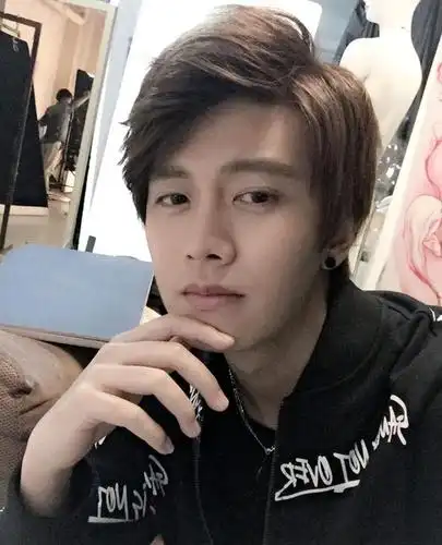 考古国超成名前的照片,洗剪吹时期的任嘉伦,你认得出吗?